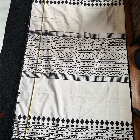 Black & White Geometric Tassel Throw Blanket - Unbranded - Picture 4 of 6
